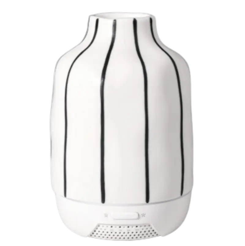 Green-Life ceramic ultrasonic diffuser GF24EA172E11130 in black and white styling, developed for buyers seeking timeless contrast, easy collection matching, and versatile home fragrance product positioning.
