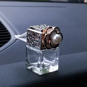 Green-Life glass bottle car air freshener GF25DS150 with Fashion Jewerly Style, vent diffuser clip design, developed for decorative automotive fragrance accessories and gift-oriented scent collections.