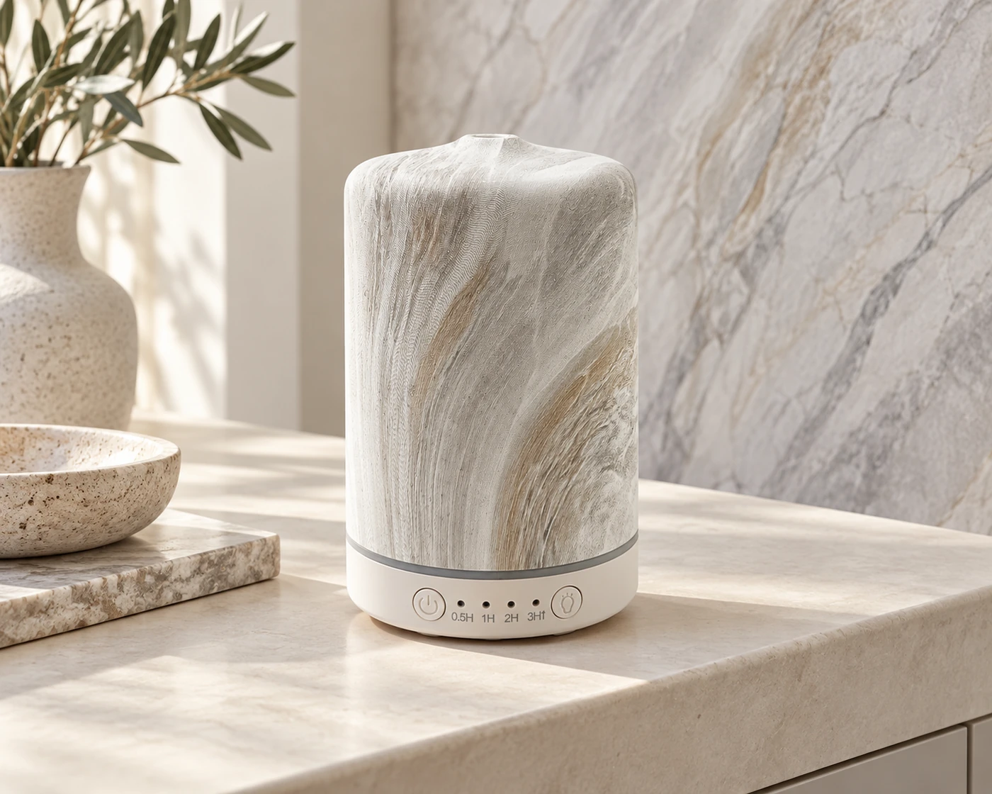 Un diffuseur de parfum à motifs gris et blancs, assorti à un intérieur moderne aux motifs de pierre