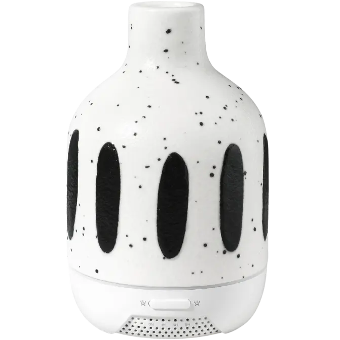 Green-Life ceramic ultrasonic diffuser GF24EA165E11 in black and white styling, developed for buyers seeking timeless contrast, easy collection matching, and versatile home fragrance product positioning.
