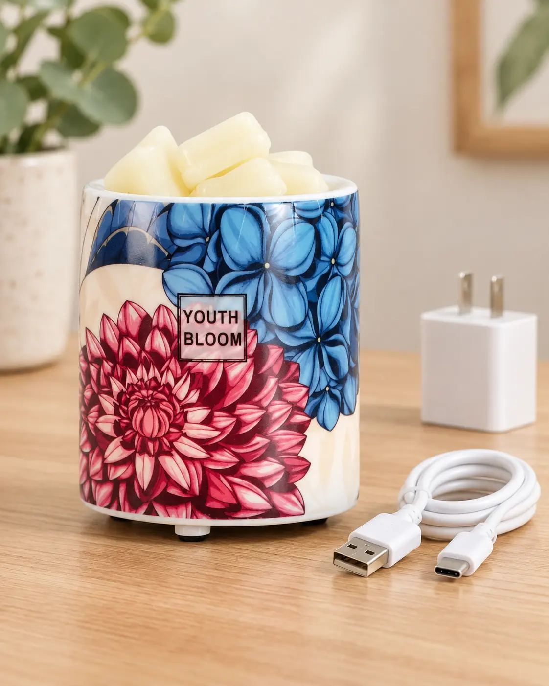 Chauffe-bougie en porcelaine Green-Life GF24EP392E13, à côté d'un câble USB-C et d'un adaptateur USB